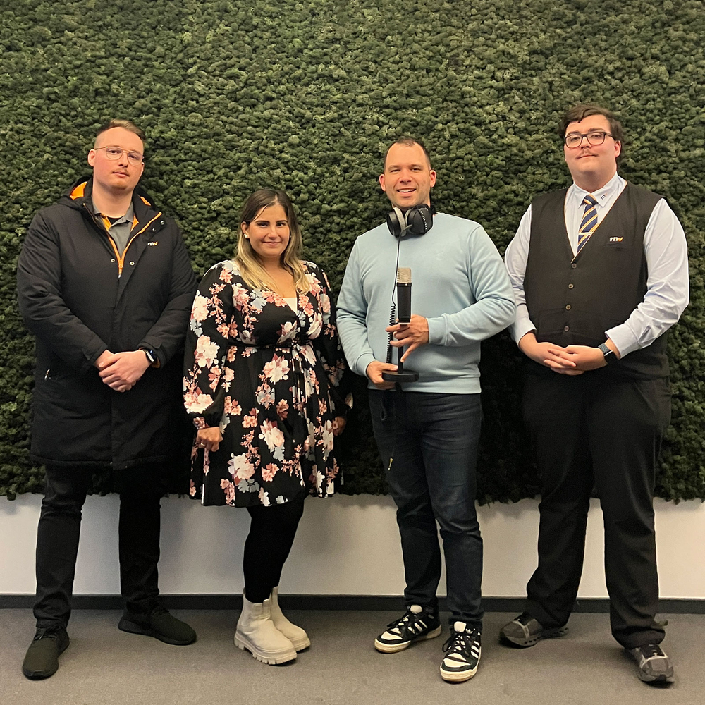 Moderator Jens Schneider, Alina Behnke, Mitarbeiterin in der Fahrgastinformation, Niklas Wagner, Fahrzeugdisponent und Dennis Tofahrn, Zugleiter und Verkehrsmeister Moderator Jens Schneider, Alina Behnke, Mitarbeiterin in der Fahrgastinformation, Niklas Wagner, Fahrzeugdisponent und Dennis Tofahrn, Zugleiter und Verkehrsmeister