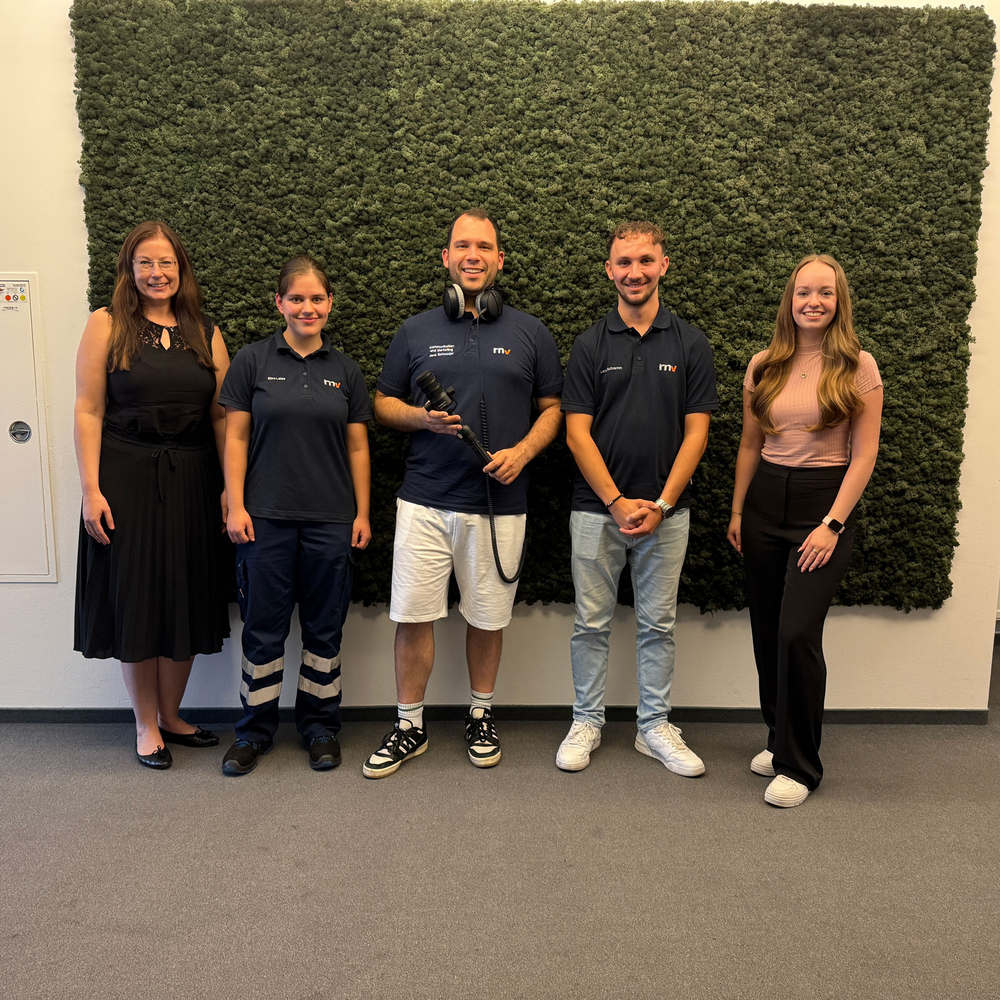 Podcast-Moderator Jens Schneider mit den Teilnehmenden der Podcastfolge zum Thema Ausbildung Podcast-Moderator Jens Schneider mit den Teilnehmenden der Podcastfolge zum Thema Ausbildung