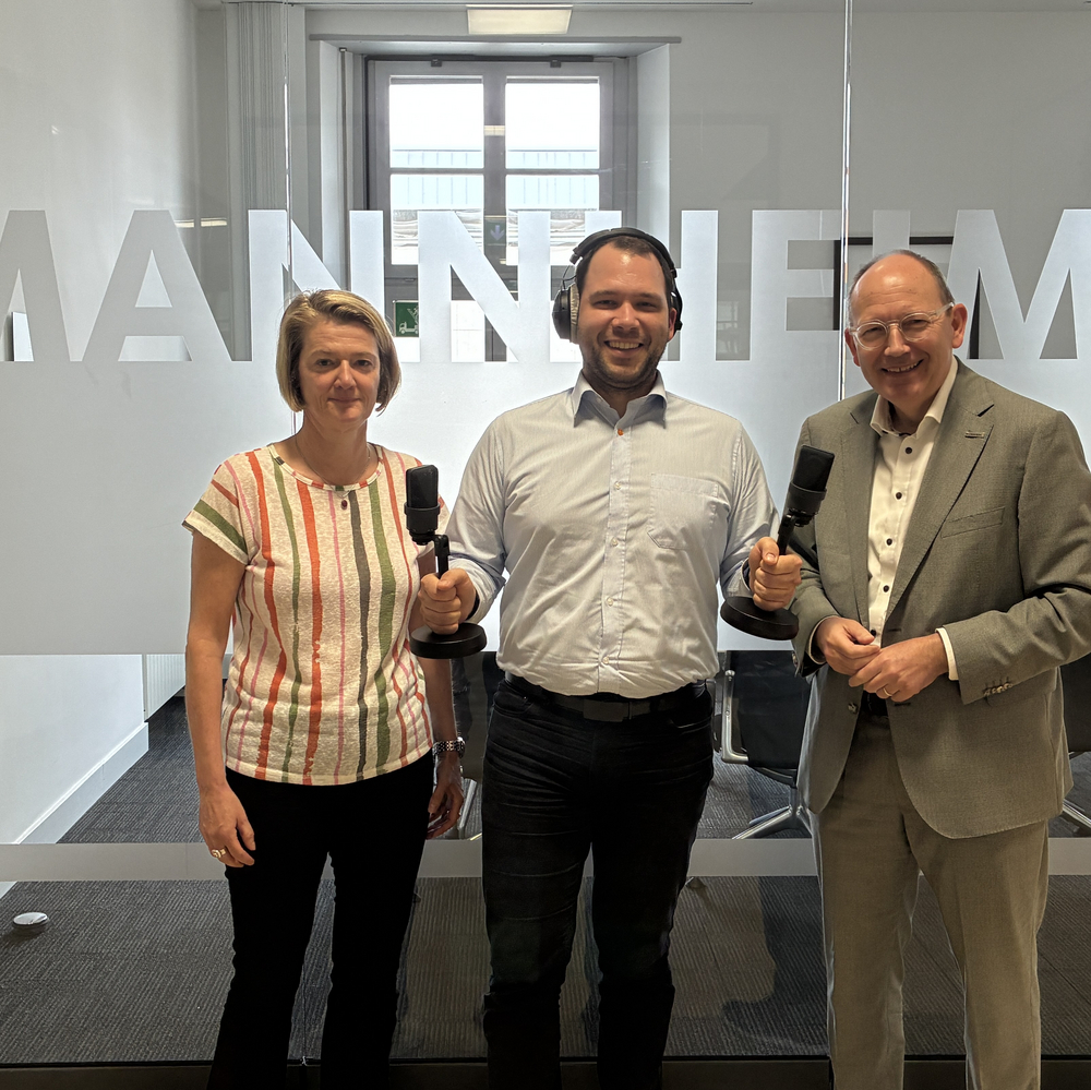 Moderator Jens Schneider im Gespräch mit Andrea Böttger, Bauprojektleiterin der SBN bei der rnv und Christian Specht, Oberbürgermeister der Stadt Mannheim Moderator Jens Schneider im Gespräch mit Andrea Böttger, Bauprojektleiterin der SBN bei der rnv und Christian Specht, Oberbürgermeister der Stadt Mannheim