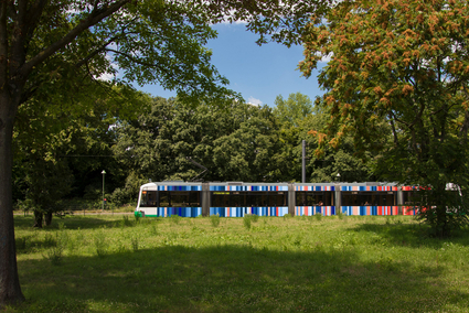 Straßenbahn mit den Warming Stripes