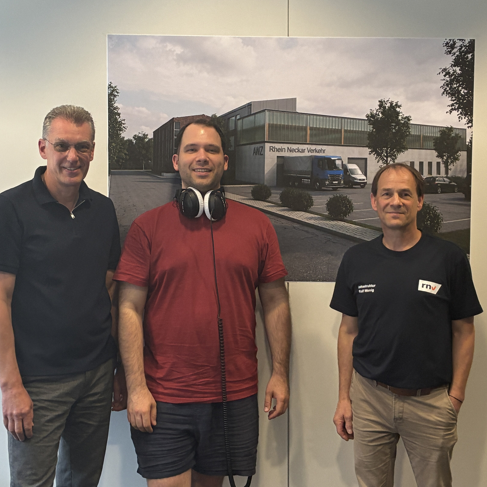 Moderator Jens Schneider im Gespräch mit Rolf Wenig, Projektleiter und stellvertretender Abteilungsleiter Hochbau bei der rnv und Jens Guder, Leiter Ausbildung und Fahrschule Moderator Jens Schneider im Gespräch mit Rolf Wenig, Projektleiter und stellvertretender Abteilungsleiter Hochbau bei der rnv und Jens Guder, Leiter Ausbildung und Fahrschule