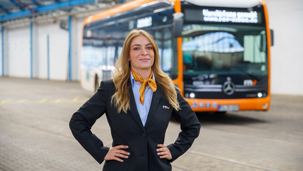 Eine Busfahrerin der Rhein-Neckar-Verkehr GmbH (rnv) steht vor einem elektrisch betriebenen eCitaro-Bus.