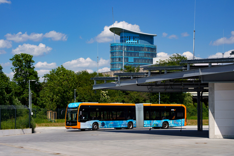 Ein rnv-Bus des Typs H2-eCitaro steht an die Wasserstofftankstelle auf dem Betriebshof der rnv in Heidelberg-Wieblingen.