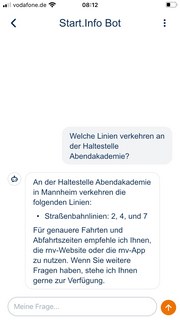 Screenshot einer Unterhaltung mit dem Chatbot in der rnv-Start.Info-App: Welche Linien verkehren an der Haltestelle Abendakademie?