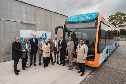 Eröffnung der Wasserstofftankstelle mit H2-Mobility auf dem Gelände der rnv: V. l. n. r.: Beigeordneter Alexander Thewalt, Verkehrsdezernent der Stadt Ludwigshafen, Christian Specht, Oberbürgermeister der Stadt Mannheim und rnv-Aufsichtsratsvorsitzender, Martin Jüngel, Geschäftsführer und CFO von H2 MOBILITY Deutschland, Martin in der Beek, Technischer Geschäftsführer der rnv, Isabell Knüttgen, Leiterin Wasserstofftechnologien bei der Landesagentur e-mobil BW, Martin Eggstein, Ministerialdirigent und Abteilungsleiter Energiewirtschaft im Umweltministerium Baden-Württemberg, Christian Volz, kaufmännischer Geschäftsführer der rnv, Mirko Sgodda, Head of Marketing, Sales und Customer Services, Daimler Buses, Thomas Balmer, Vorstandsmitglied Bezirk Karlsruhe, Verband Baden-Württembergischer Omnibusunternehmen (WBO), Lutz Tesmer, Projektingenieur, ENGINIUS.