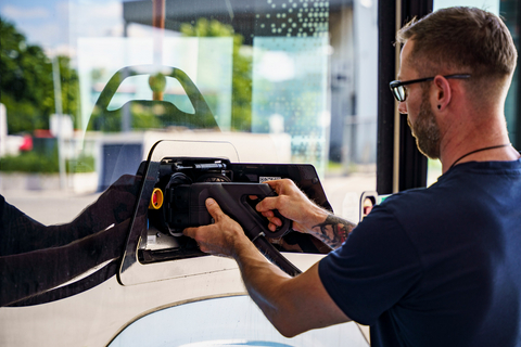 Ein rnv-Mitarbeiter schließt den Bus vom Typ H2-eCitaro zum Aufladen den Strom an.