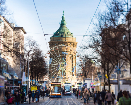 Blick auf den Mannheimer Wasserturm und die Planken zur Fastnachtszeit