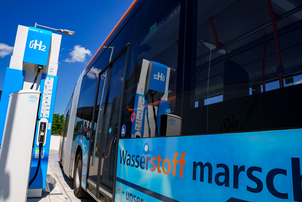 Ein rnv-Bus des Typs H2-eCitaro steht an die Wasserstofftankstelle auf dem Betriebshof der rnv in Heidelberg-Wieblingen.