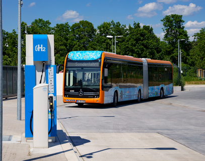 Ein rnv-Bus des Typs H2-eCitaro steht an die Wasserstofftankstelle auf dem Betriebshof der rnv in Heidelberg-Wieblingen.