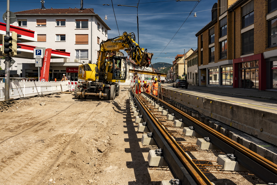 Im Bauprojekt "Neugestaltung der Dossenheimer Landastraße" werden aktuell neue Gleise gebaut.