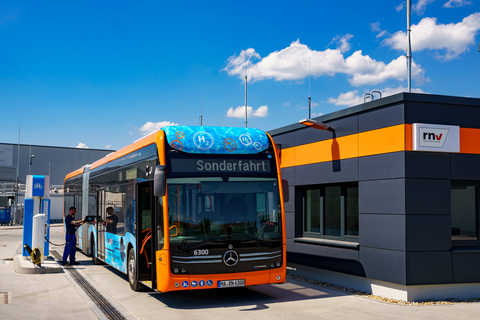 Ein Bus vom Typ H2-eCitaro an der Wasserstofftankstelle auf dem rnv-Betriebshof in Wieblingen.