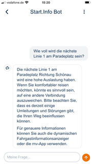 Screenshot einer Unterhaltung mit dem Chatbot in der rnv-Start.Info-App: Wie voll wird die nächste Linie 1 am Paradeplatz sein?