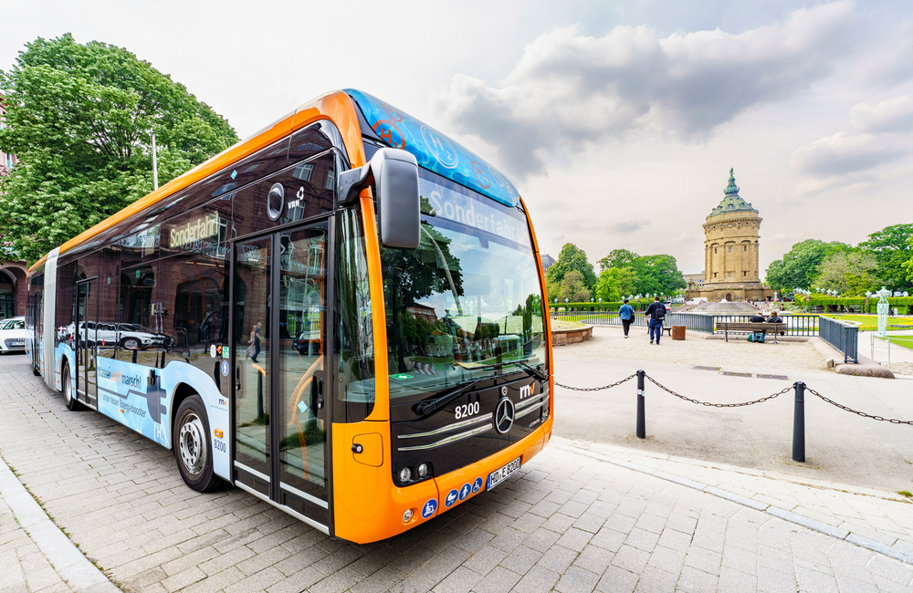 Ein rnv-Bus des Typs H2-eCitaro in Mannheim vor dem Mannheimer Wasserturm.