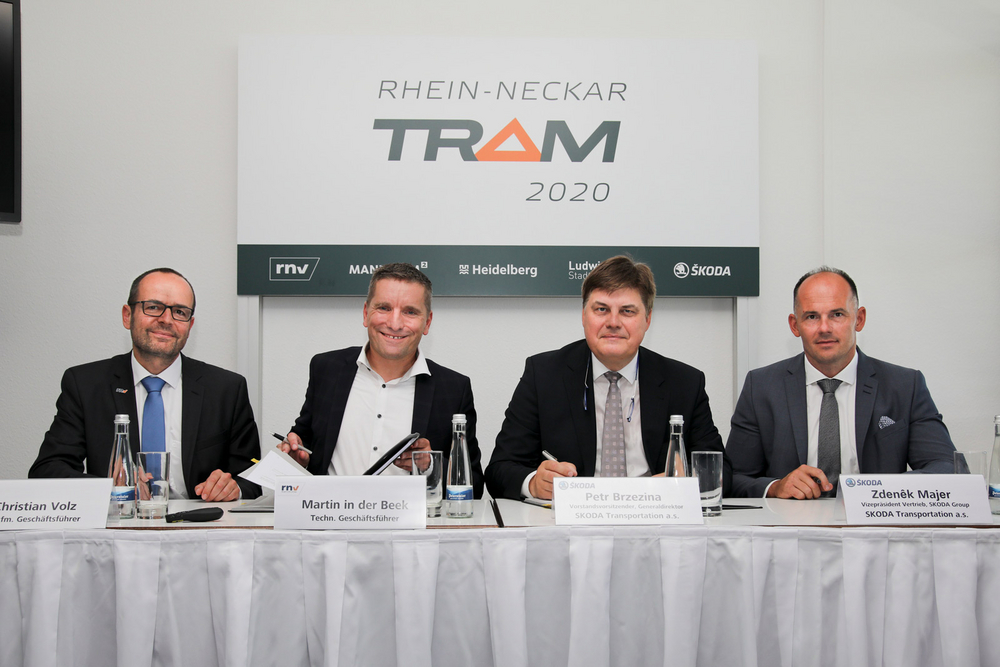 Vertragsunterzeichnung zur Bestellung der Rhein-Neckar-Tram: Christian Volz (rnv), Martin in der Beek (rnv), Petr Brzezina (Skoda), Zdenek Majer (Skoda)