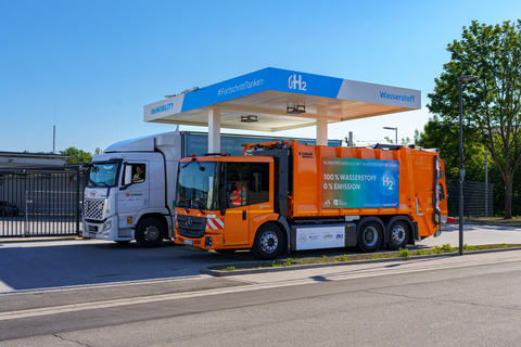 Ein Lkw und ein Fahrzeug der Heidelberger Abfallbetriebe werden an der öffentlichen H2-Tankstelle beim Gelände des rnv-Betriebshofs in Heidelberg-Wieblingen mit Wasserstoff betankt.