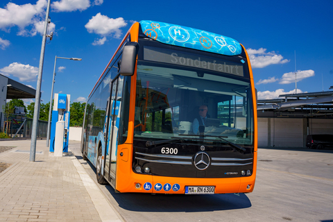 Ein rnv-Bus des Typs H2-eCitaro steht an die Wasserstofftankstelle auf dem Betriebshof der rnv in Heidelberg-Wieblingen.