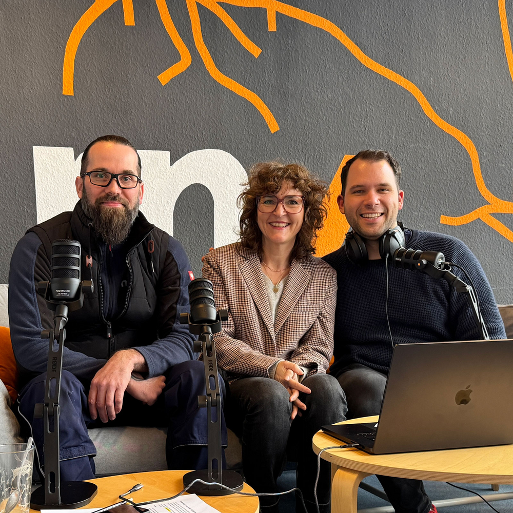 Moderator Jens Schneider im Gespräch mit Sandra Hellwig-Wehrmann, Teamleiterin Eventbahnen, und Marco Vaith, Schreiner und Klebefachmann