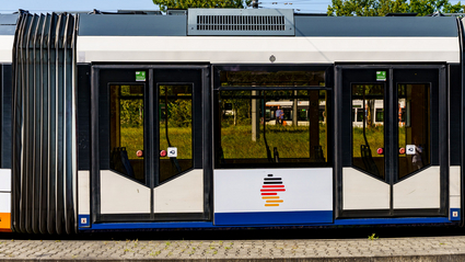 Mittelteil einer rnv-Stadtbahn mit Deutschlandticket-Logo