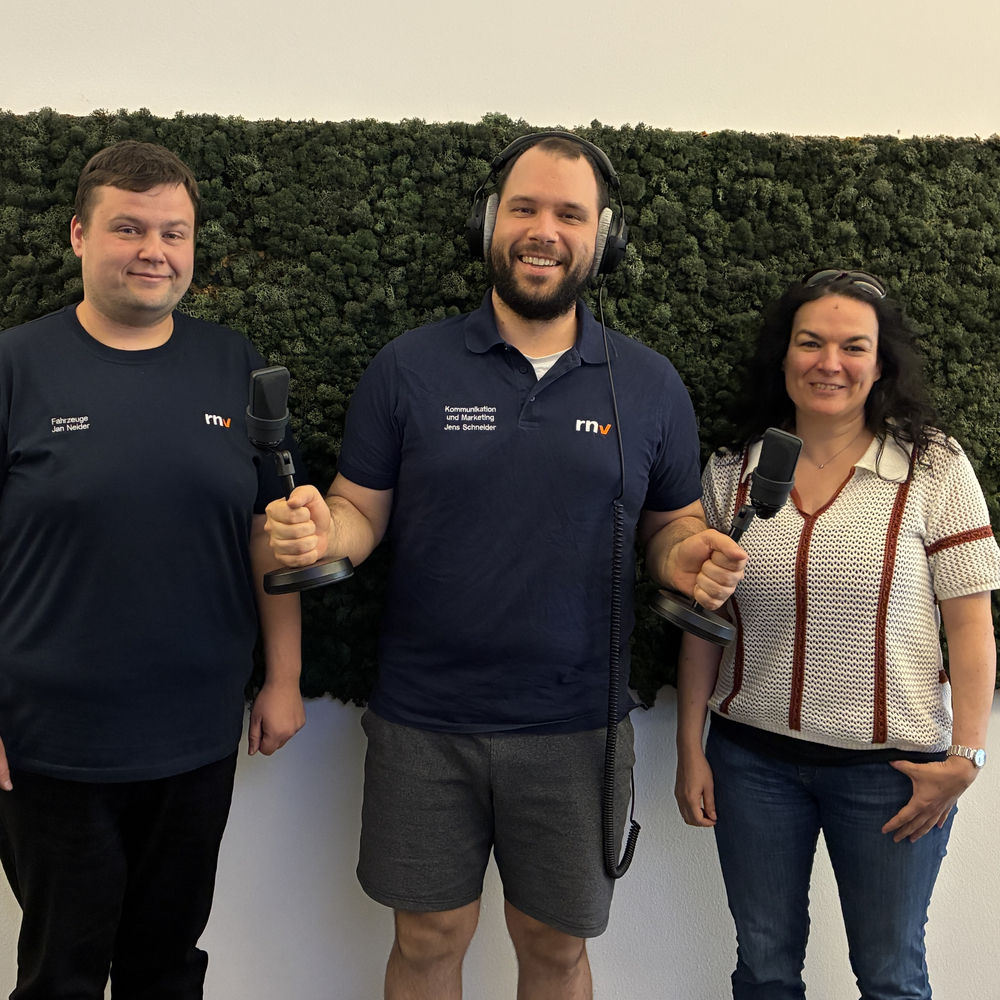 Moderator Jens Schneider mit Bianca Mössner, Leiterin Flottenmanagement und Instandhaltung Schienenfahrzeuge sowie stellvertretende Betriebsleiterin BOStrab, und Jan Neider, Instandhaltungsplaner Schienenfahrzeuge. Moderator Jens Schneider mit Bianca Mössner, Leiterin Flottenmanagement und Instandhaltung Schienenfahrzeuge sowie stellvertretende Betriebsleiterin BOStrab, und Jan Neider, Instandhaltungsplaner Schienenfahrzeuge.