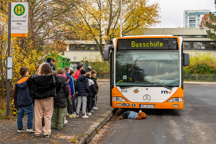 Ein Bus der rnv-Busschule an einer Schulbushaltestelle.