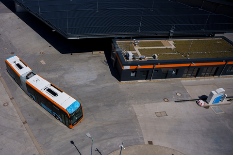 Ein rnv-Bus des Typs H2-eCitaro steht an die Wasserstofftankstelle auf dem Betriebshof der rnv in Heidelberg-Wieblingen.